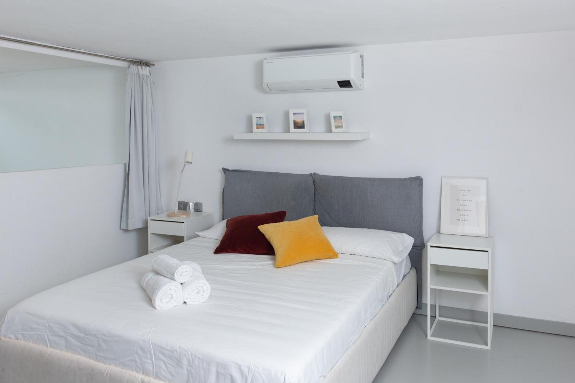 White And Brown Exclusive Loft With Terrace - Free Parking - M2 Station Apartment Milan Exterior photo